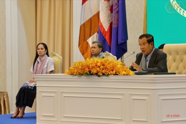 From right: Hun Sen, Hun Manet & Hun Manet's wife